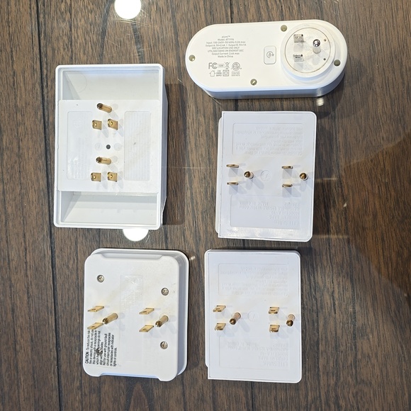 6 Outlet Wall Adapters lot of 4, plus 1 outlet w/usb - Picture 2 of 2